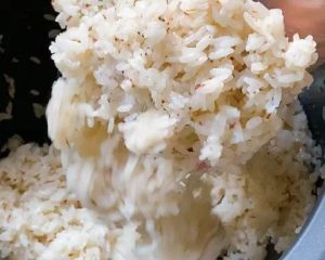 Mix the Rice (3 minutes): Gradually pour the osmanthus-yeast liquid into the cooled rice. Stir gently to loosen the rice grains until they are completely separated and evenly coated.
