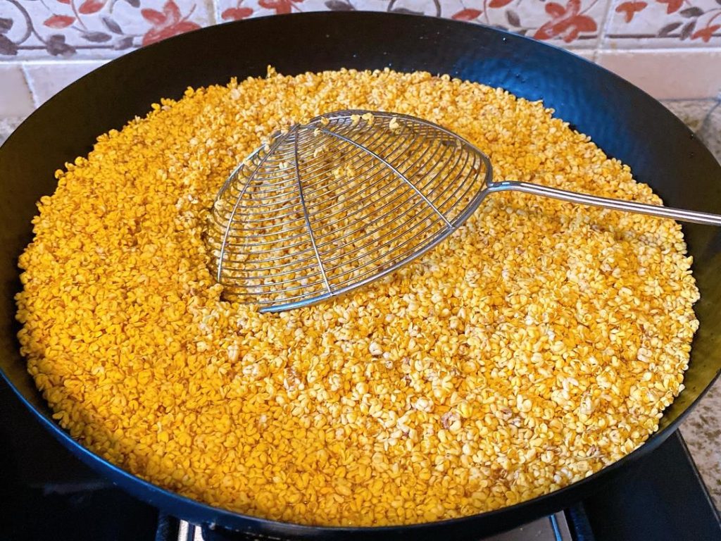Drain and Dry (2–3 hours): Drain the flowers thoroughly. Lay them out on kitchen paper towels and gently pat them to absorb excess moisture. Let them air dry in a well-ventilated area until the surface moisture is completely gone. Do not over-dry them or leave them in direct sunlight, as this will cause them to oxidize and lose their vibrant color. (Your 500g yield should shrink slightly during this process).