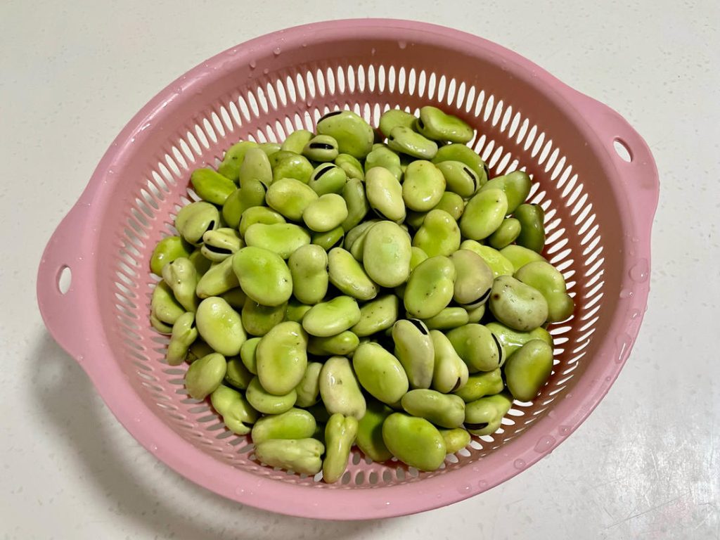 Trim the Beans: Wash the beans thoroughly under cold water. Using your thumbnail or a small paring knife, gently pick off the small black crescent moon shape (the hilum) at the top of each bean.
