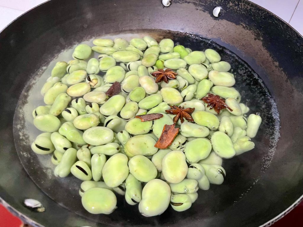 Combine Ingredients in the Pot
Place the cleaned, trimmed fava beans into your saucepan. Add the star anise and Chinese cinnamon pieces.