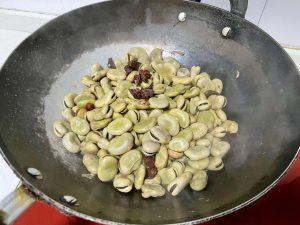 Reduce the Liquid Remove the lid completely. Turn the heat up slightly to medium-high. Let the remaining liquid aggressively boil down until the pot is almost completely dry. Stir constantly during the last minute to coat the beans in the concentrated spice glaze.
