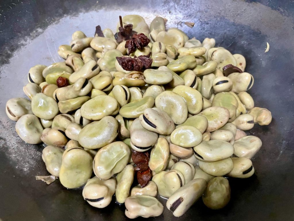 Cool and Serve
Transfer the beans to a serving plate. You can enjoy them warm, but they actually taste better once they have cooled to room temperature!