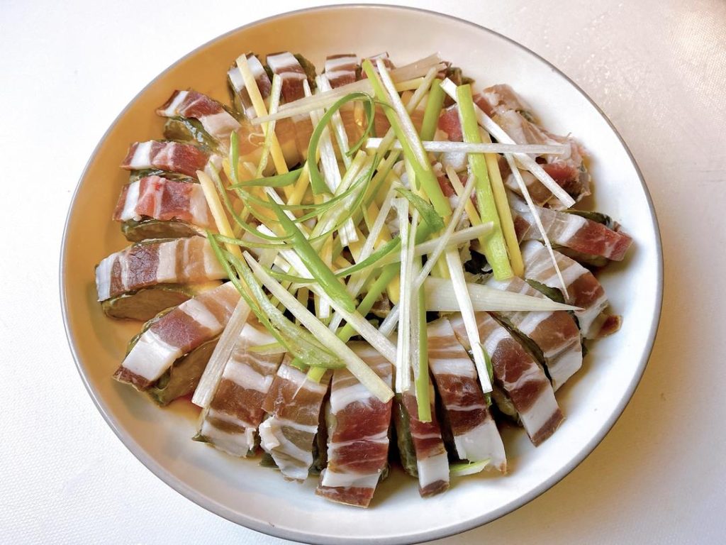 Final Seasoning: Drizzle the remaining 20g (1.5 tbsp) of Shaoxing wine over the assembled eel. Scatter a fresh batch of julienned ginger and scallion on top.