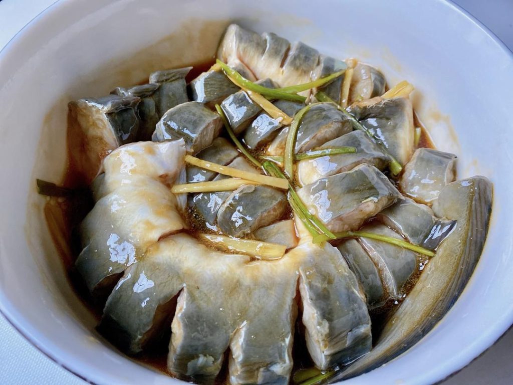 The Marinade (0-5 minutes): In a bowl, combine 20g (1.5 tbsp) of the Shaoxing wine, the light soy sauce, oyster sauce, salt, sugar, and the julienned scallion and ginger. Mix well. Rub this mixture all over the scored eel, making sure it gets into the cuts. Let it marinate for exactly 5 minutes at room temperature.