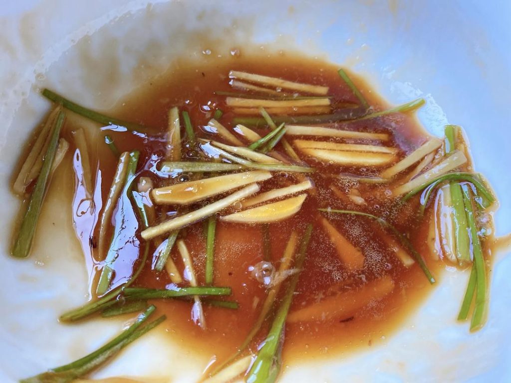 Re-plate: After 5 minutes, transfer the eel to your clean, heat-proof steaming plate. Discard the leftover marinade liquid and the used ginger/scallion threads from the bowl (they have absorbed the fishiness).