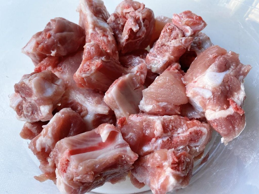 Clean the Ribs: Soak the 500g of ribs in cold water to remove blood. Rinse clean and pat completely dry with paper towels.