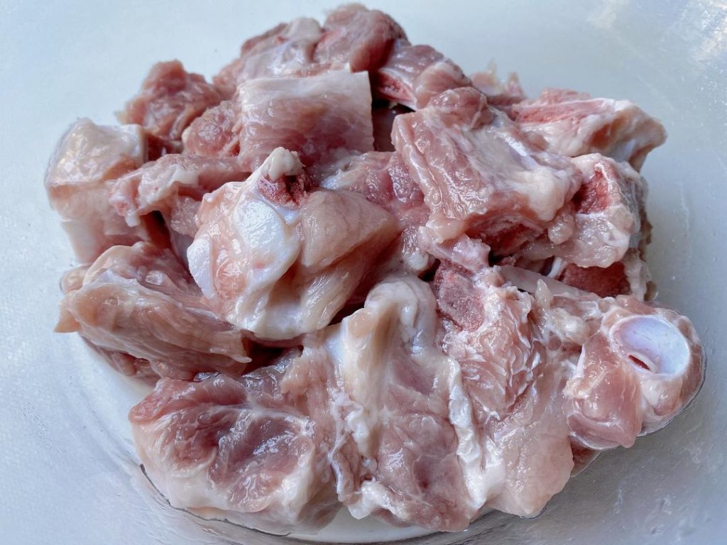 Clean the Ribs: Soak the 500g of ribs in cold water to remove blood. Rinse clean and pat completely dry with paper towels.