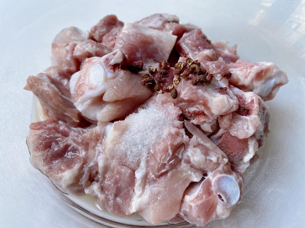 Marinate (20 minutes): In a bowl, combine the ribs, 2g of salt, 10g of Shaoxing wine, and about 20 whole Sichuan peppercorns. Massage the marinade into the meat with your hands for 1 minute. Let it sit at room temperature for 20 minutes.