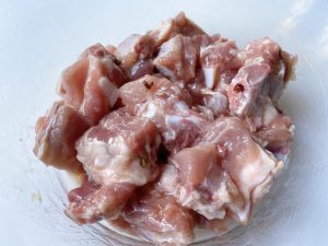Marinate (20 minutes): In a bowl, combine the ribs, 2g of salt, 10g of Shaoxing wine, and about 20 whole Sichuan peppercorns. Massage the marinade into the meat with your hands for 1 minute. Let it sit at room temperature for 20 minutes.
