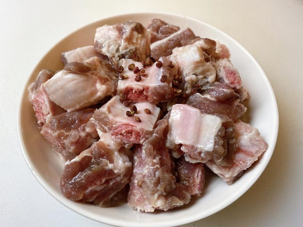 Prep for Steaming: After 2 days, rinse the ribs thoroughly under cold water to remove the excess salt and any surface impurities. Drain well.