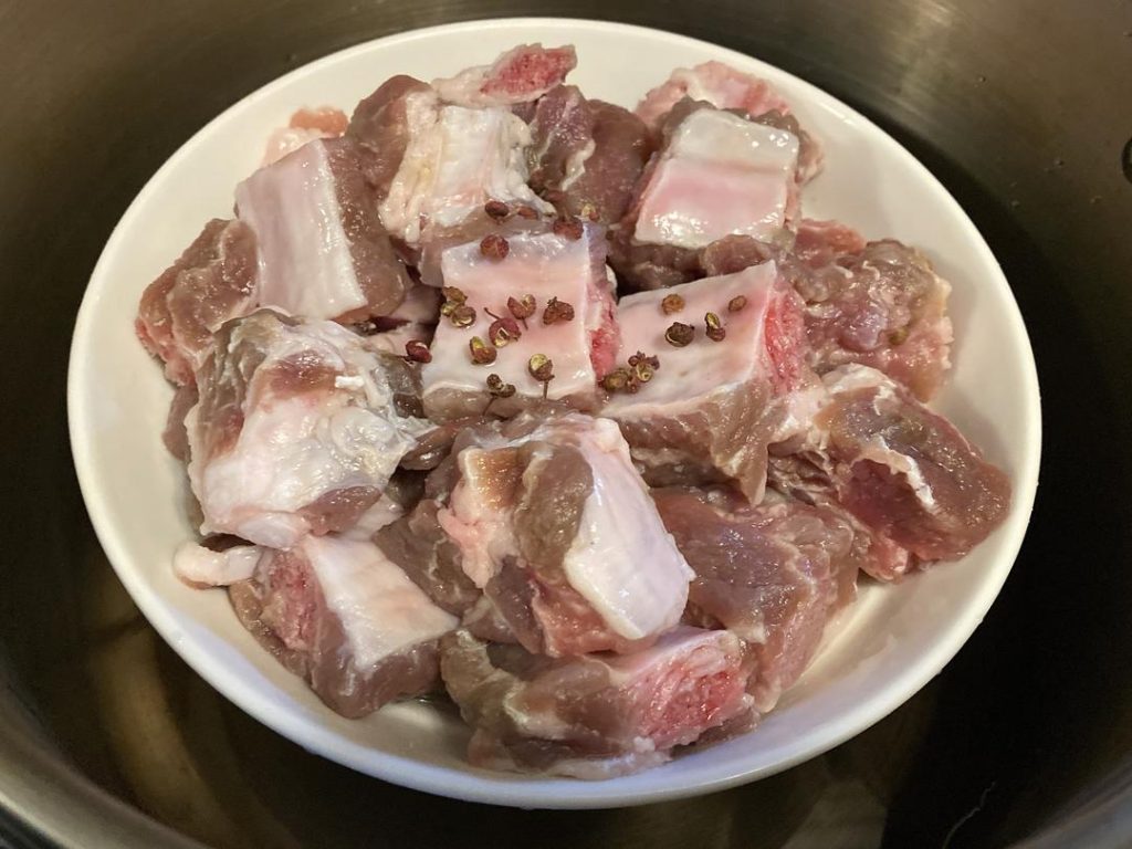 Final Seasoning: Place the rinsed ribs in a heat-proof steaming dish. Scatter 10-15 fresh Sichuan peppercorns on top and drizzle with 20g (1.5 tbsp) of Shaoxing wine.