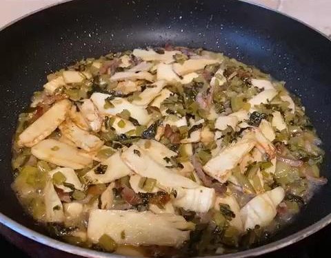 Season and Braise (3–4 minutes): Add the oyster sauce, sugar, and salt (taste the snow cabbage first to gauge how much salt you actually need). Pour in about 1/4 cup of water. Turn the heat up slightly to let the liquid bubble. This brief braising step allows the bamboo shoots to absorb the savory flavors of the meat and pickled greens.