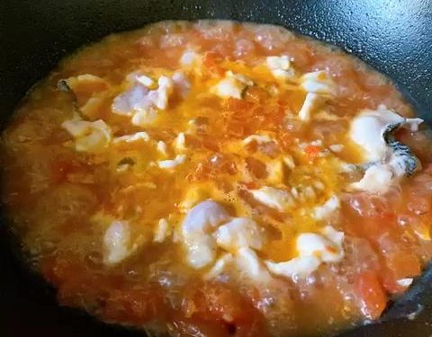 The Final Sizzle: Carefully transfer the fish and broth into your serving bowl over the bones. Top with scallions, sesame seeds, and Sichuan peppercorns. Heat 1 tbsp of oil in a small pan until smoking hot, then carefully pour it over the aromatics to release their essential oils.