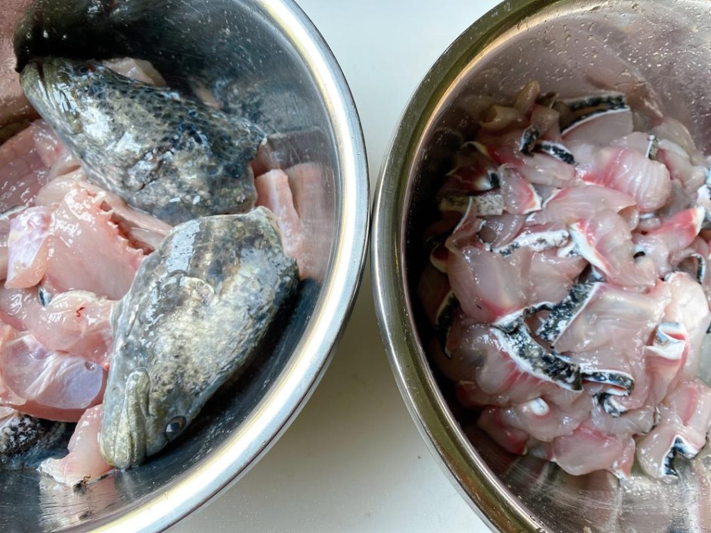 The Crucial Wash: Place the fillets and bones in two separate bowls. Add 1 tsp of salt and 2 tbsp of Shaoxing wine to each bowl. Gently massage the fish for 1-2 minutes. Rinse under cold water until the water runs completely clear.