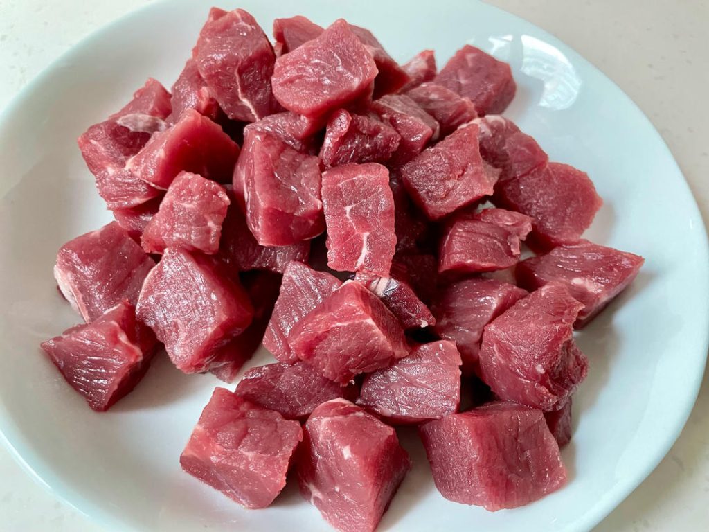 Next, prepare the beef. Slice the beef tenderloin into 1 cm cubes as well. Place the beef in a mixing bowl.