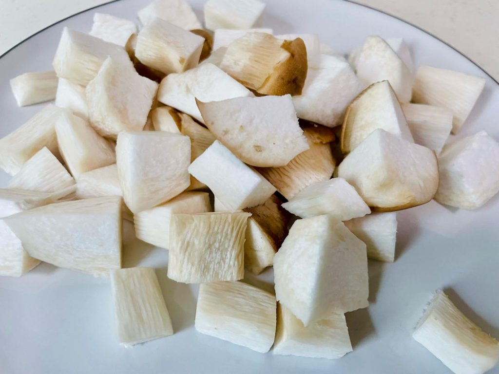 First, wash and gently pat the king oyster mushrooms dry. Cut them into 1 cm (0.4 inch) uniform cubes. Set them aside in a dry bowl.