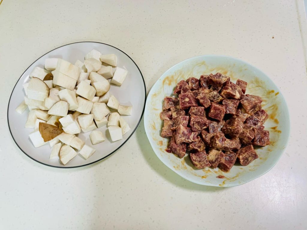 Add the oyster sauce, Shaoxing wine, a pinch of sugar, and the cornstarch. Mix vigorously in one direction until the liquid is absorbed. Finally, pour in the 2 tablespoons of olive oil to seal the marinade. Cover with plastic wrap and refrigerate for at least 25 minutes.