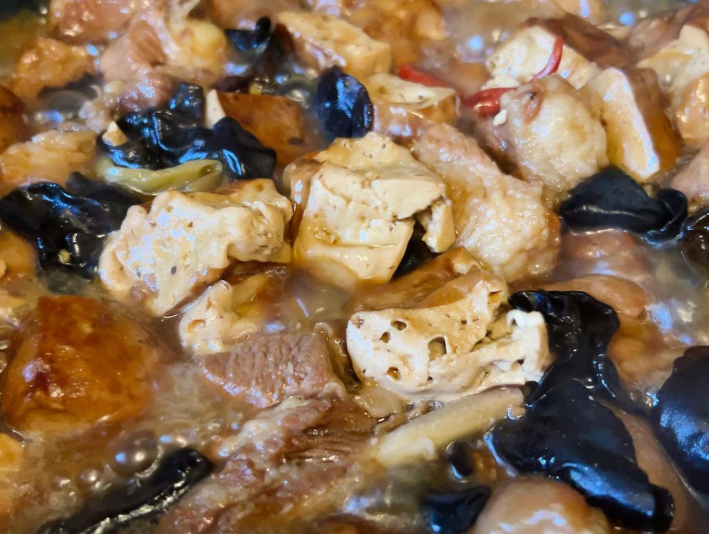 Braise in the Rice Cooker: Close the lid. Press the "Meat/Stew" function if your cooker has one, or simply press the standard "Cook/White Rice" cycle. Let it run its full course (usually 45-60 minutes).