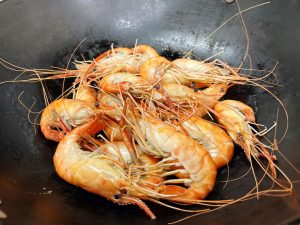 "Dry-Steam" the Prawns