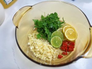 Mince the garlic and slice the chilies. Slice the lemon thinly; be sure to remove the seeds, as lemon seeds can make the marinade bitter over time. Roughly chop the cilantro.