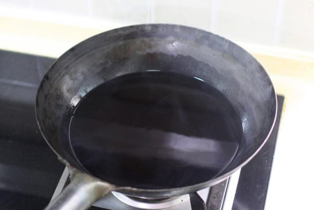 Pour the rapeseed oil (450g) into a wok or heavy-bottomed pot. Heat over medium-high until the oil produces white smoke (approx 400°F/200°C). This burns off the raw, pungent flavor of the rapeseed.