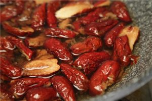 Prepare the Red Dates Weigh out 6 oz (170g) of dried red dates. Soak them in warm water for 2 hours to rehydrate. Remove the pits.