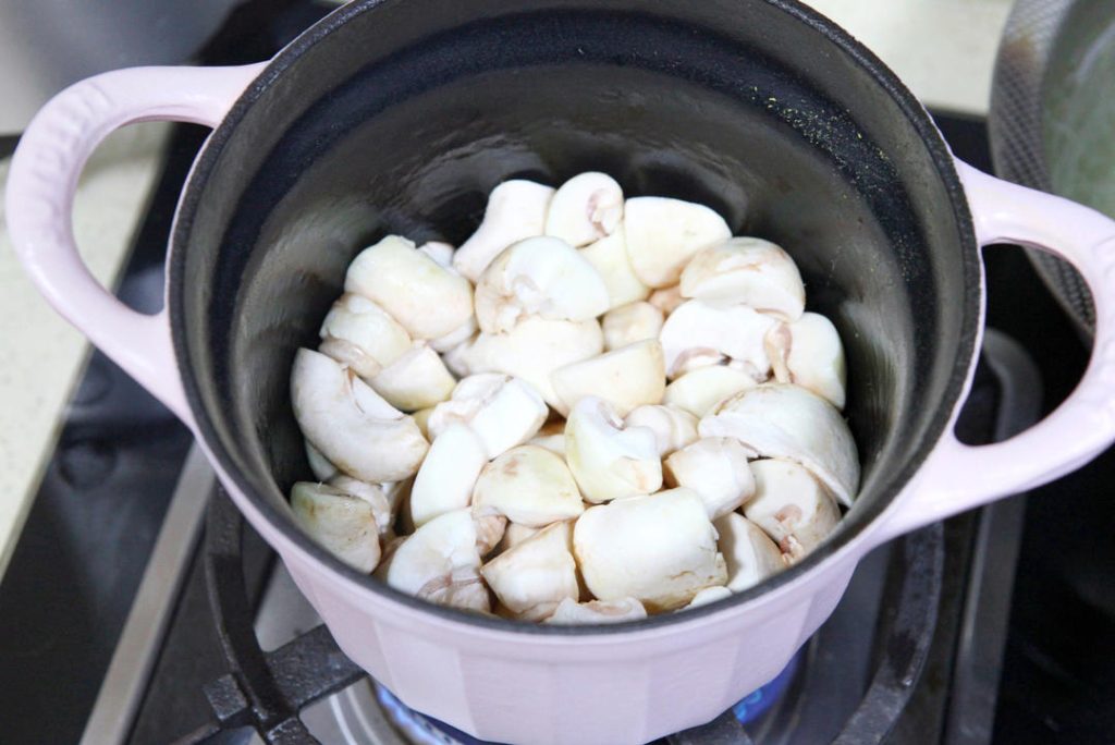 Sear the Mushrooms: Heat your cast iron pot or wok over medium-high heat. Add the cooking oil. Once the oil is shimmering, add the hand-torn mushrooms. Stir-fry for 2–3 minutes until they start to brown slightly and smell fragrant.