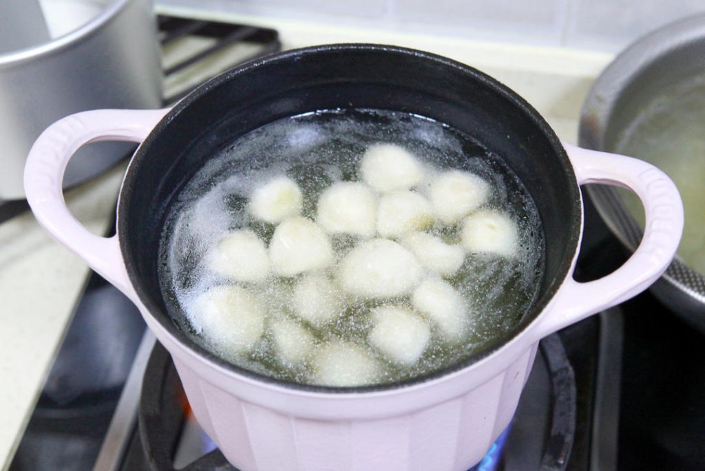 Create the Broth: Remove the lid. Pour in the hot water. Increase the heat to high and bring to a boil. You will notice the water turning slightly white or cloudy—this is the mushroom essence emulsifying with the oil.