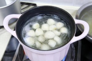 Create the Broth: Remove the lid. Pour in the hot water. Increase the heat to high and bring to a boil. You will notice the water turning slightly white or cloudy—this is the mushroom essence emulsifying with the oil.