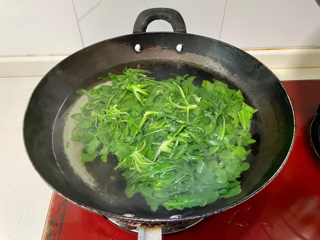 Blanch the greens: Bring a large pot of water to a rolling boil. Add a pinch of salt. Submerge the Shepherd's purse and stir quickly for 30 seconds until it turns bright green. Why? The brief blanching breaks down tough fibers, while the salt protects the chlorophyll to keep the greens vibrant.