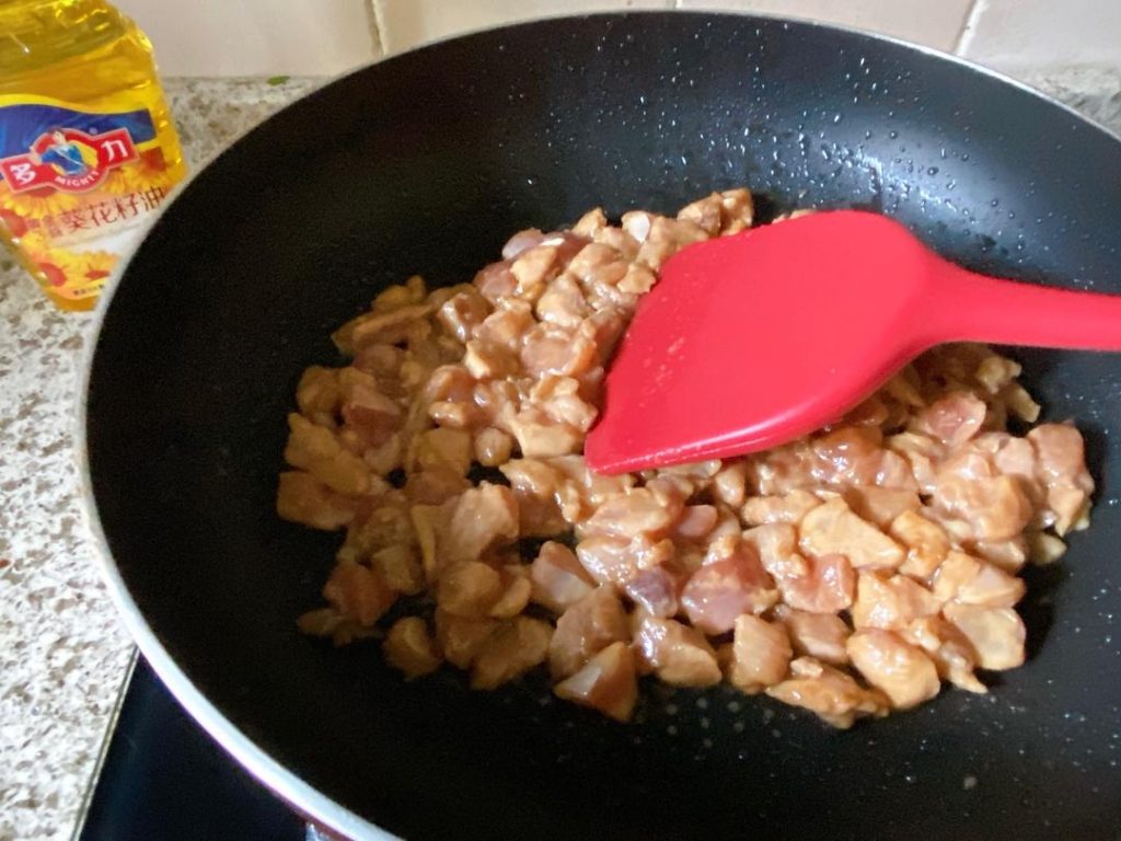 Sear the Chicken: Heat your wok over medium-high heat (around 325–350°F / 165–175°C oil temp). Add the sunflower oil, then add the marinated chicken. Stir-fry quickly just until the color changes. Do not overcook! Leave the oil in the pan.