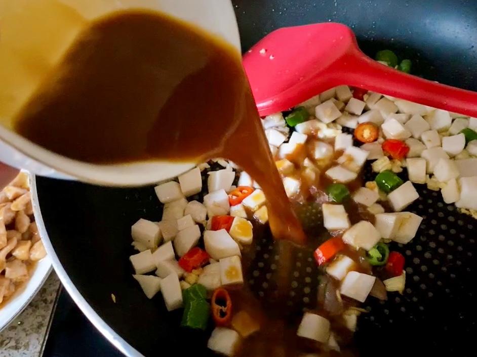 Thicken and Serve: Give your pre-mixed sauce a final stir, then pour it into the wok. Lower the heat slightly to prevent the starch from clumping too fast. Once the sauce thickens and coats the mushrooms, add the chicken back. Toss evenly and serve immediately!
