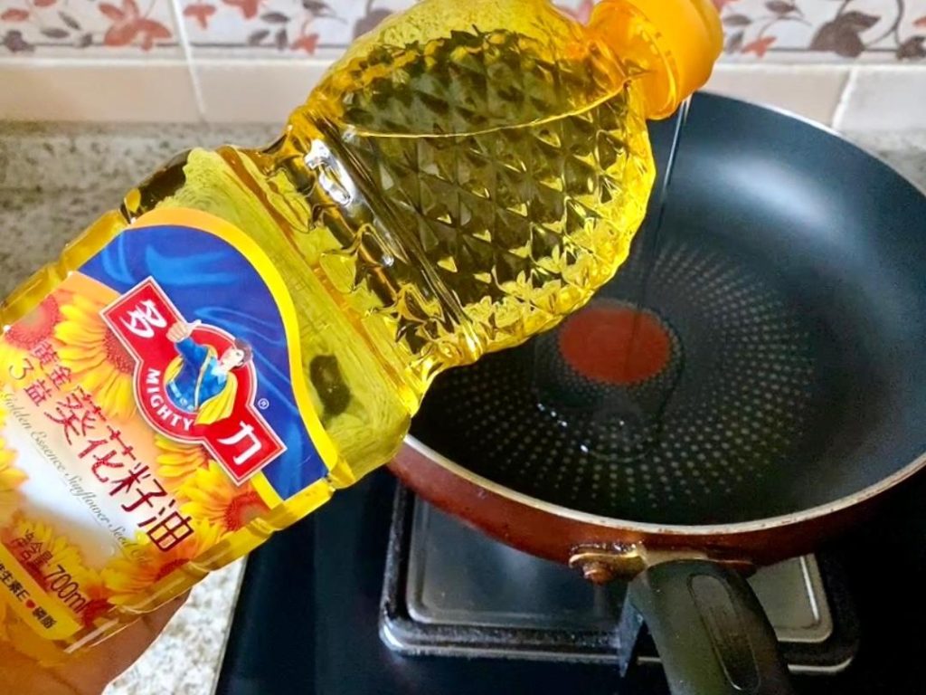 Sear the Chicken: Heat your wok over medium-high heat (around 325–350°F / 165–175°C oil temp). Add the sunflower oil, then add the marinated chicken. Stir-fry quickly just until the color changes. Do not overcook! Leave the oil in the pan.
