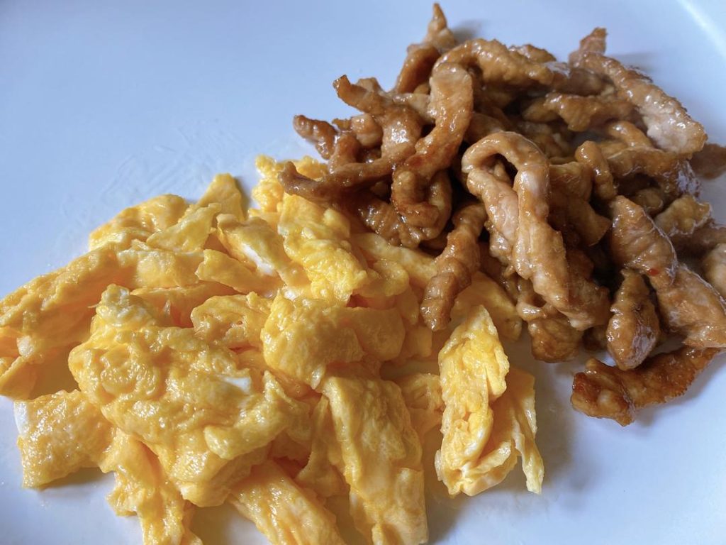 Scramble the Egg & Sear the Pork (3-5 minutes)