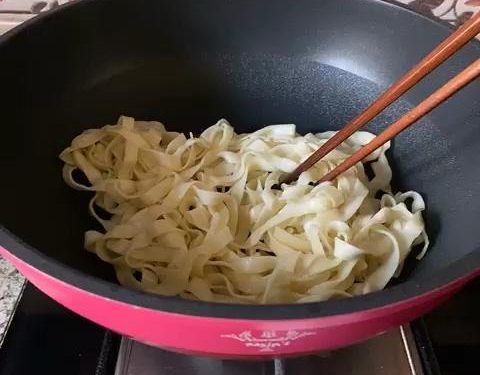 Fry the Noodles (2-3 minutes)