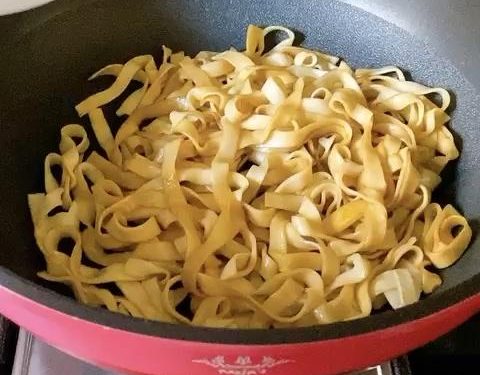 Fry the Noodles (2-3 minutes)