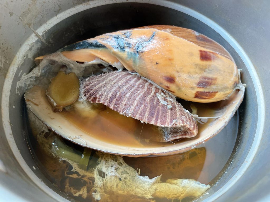 Cook Under Pressure: Seal the lid. Cook on High Pressure for 10 to 15 minutes, depending on the exact size of the snail. A 1.5 lb snail needs 10 minutes; a 2 lb snail needs 15.