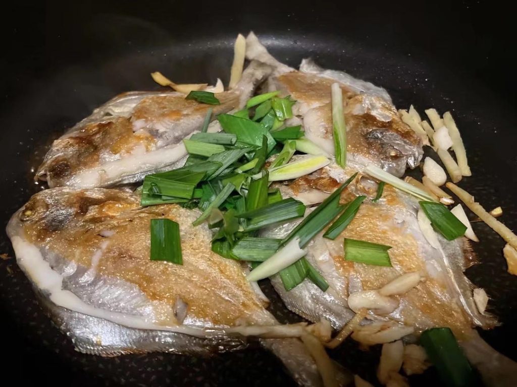 Garnish and Serve: Once the liquid is nearly evaporated, toss in the chopped green garlic or scallions. Remove the pan from the heat. Squeeze fresh lemon juice over the top and serve immediately.