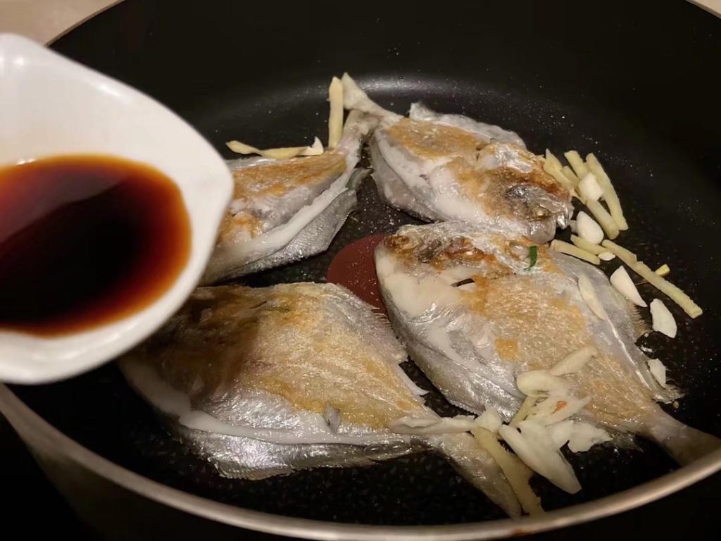 The Umami Splash: Pour the pre-mixed soy sauce and water directly into the pan. The liquid will bubble vigorously. Allow it to reduce and thicken, which should take only about 1 to 2 minutes.