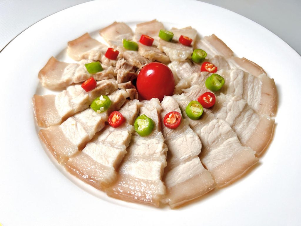 Plate and Dress: Arrange the slices beautifully on a serving plate. Pour your Lao Zhi (or homemade substitute) generously over the meat. Serve immediately.