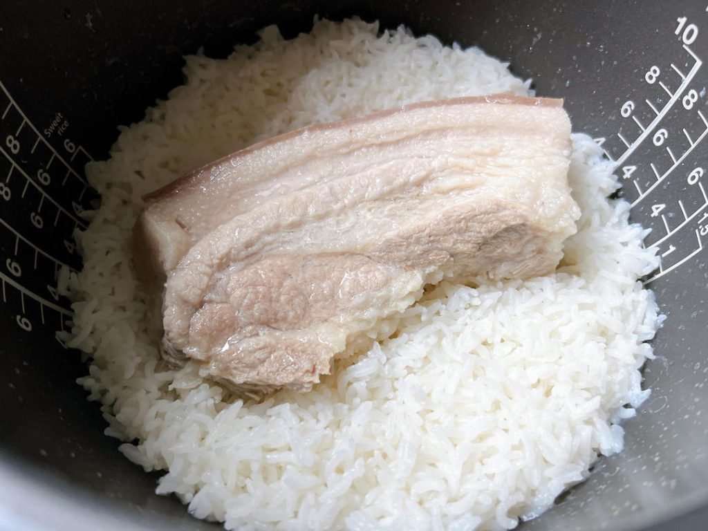 Cook: Close the lid and press the standard "Cook" or "White Rice" button. Let the machine run its full cycle (usually 30 to 45 minutes).