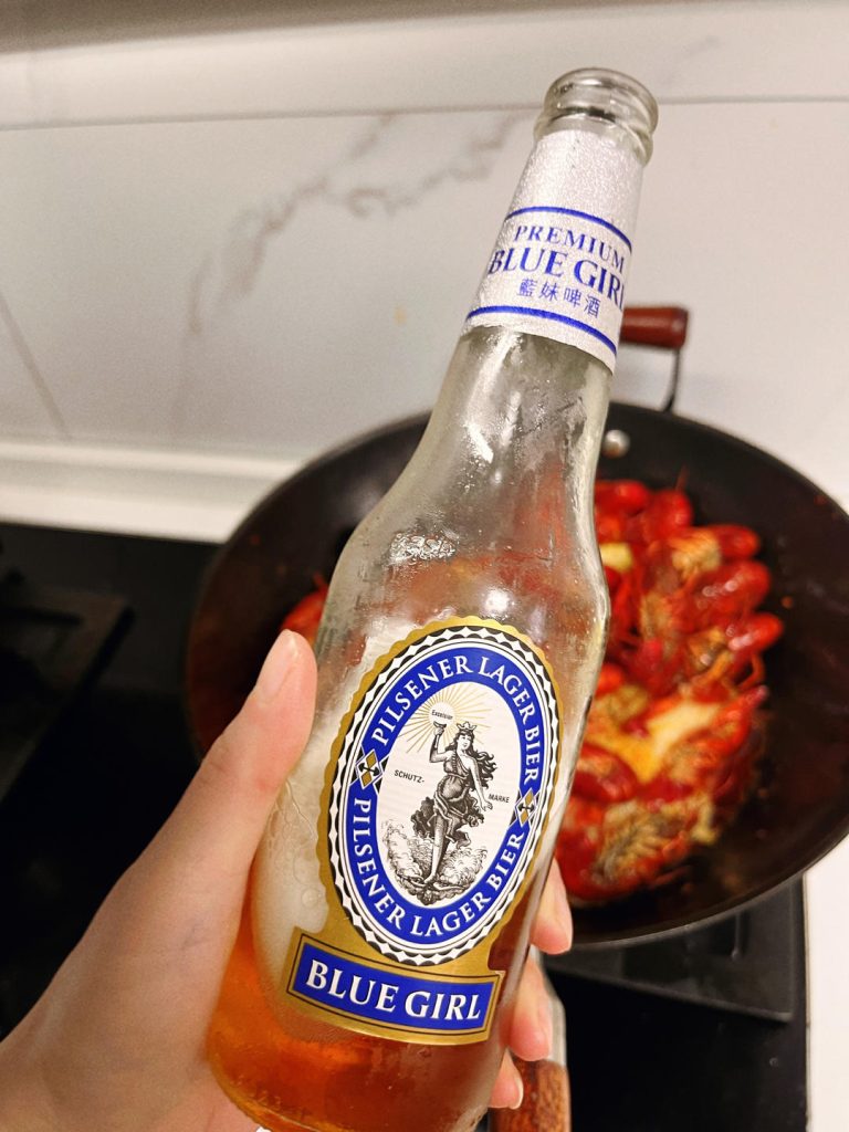 Braise the Crayfish Return the crayfish to the wok. Toss to coat in the aromatic oil. Add the Shaoxing wine, Light Soy Sauce, and sugar. Pour in the beer.
