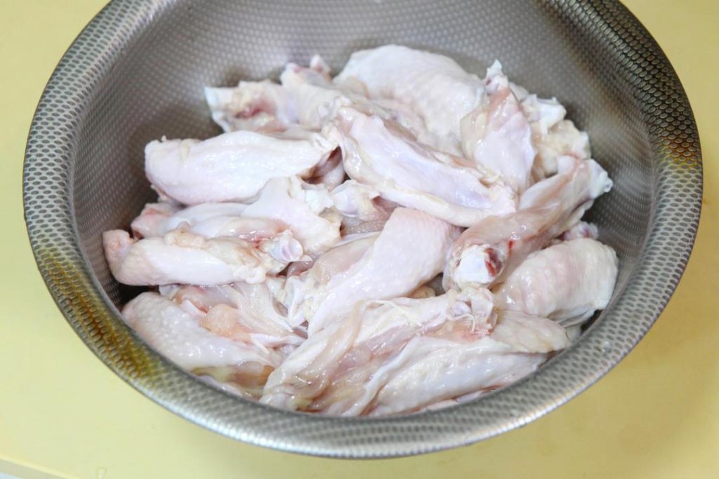 Soak the Wings Wash the chicken wings and cut them separate the flat from the drumette if they are whole. Place them in a bowl of cold water and soak for 15 minutes. Drain and pat them completely dry with paper towels.
