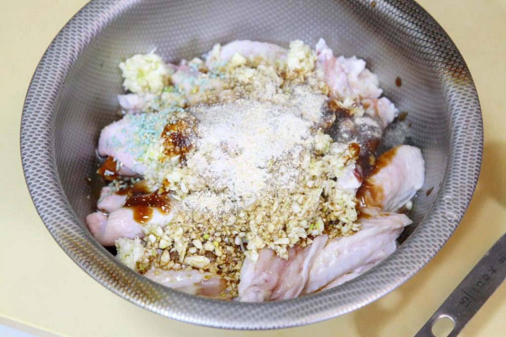 Marinate In a large bowl, combine the wings with the minced garlic, light soy sauce, dark soy sauce, Shaoxing wine, oyster sauce, salt, sugar, chicken essence, and white pepper. Mix by hand until well coated. Cover and marinate for 30 minutes.