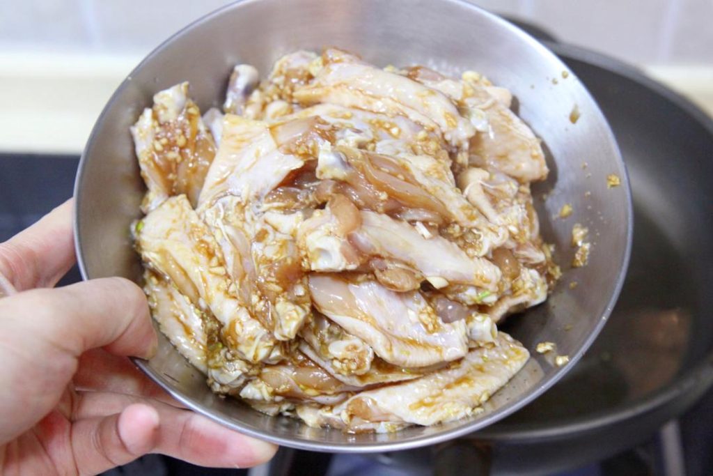The Crucial Step: Separate Garlic After marinating, remove the chicken wings from the bowl. Important: Scrape off the minced garlic and excess liquid from the wings and keep it in the bowl. Save this marinade!