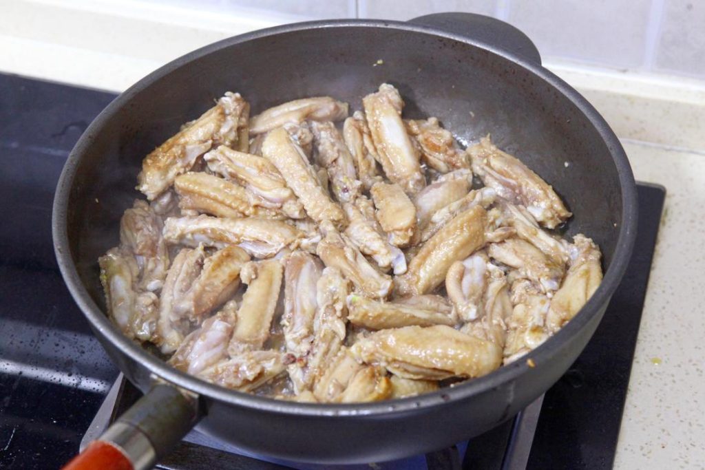 Pan-Fry the Wings Heat oil in a pan over medium heat. Place the wings in the pan in a single layer. Pan-fry until both sides are golden brown and the skin is crispy (internal temperature should reach about 160°F/71°C at this stage).