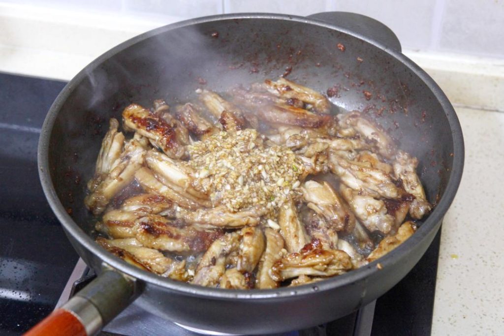Simmer the Sauce Pour the reserved marinade (with all the garlic) into the pan with the chicken. Stir-fry constantly over medium heat. The sauce will bubble and thicken.
