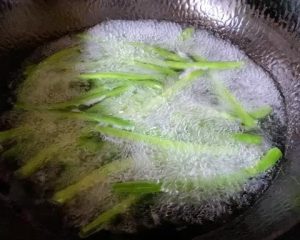 Blanch the Beans: Bring a medium pot of water to a rolling boil. Add 1 tsp of salt and 1 tsp of oil. Drop in the trimmed green beans. Boil continuously for exactly 5 minutes.