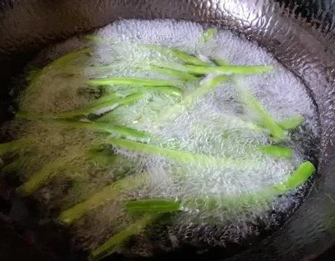 Blanch the Beans: Bring a medium pot of water to a rolling boil. Add 1 tsp of salt and 1 tsp of oil. Drop in the trimmed green beans. Boil continuously for exactly 5 minutes.