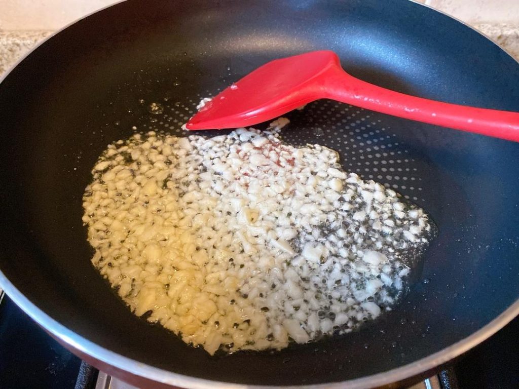 Aromatize the Oil: Heat your wok or skillet over medium heat. Add 1 tbsp of cooking oil. Toss in the minced garlic (and chilies, if using). Stir-fry for 15 seconds until fragrant, ensuring the garlic does not burn.